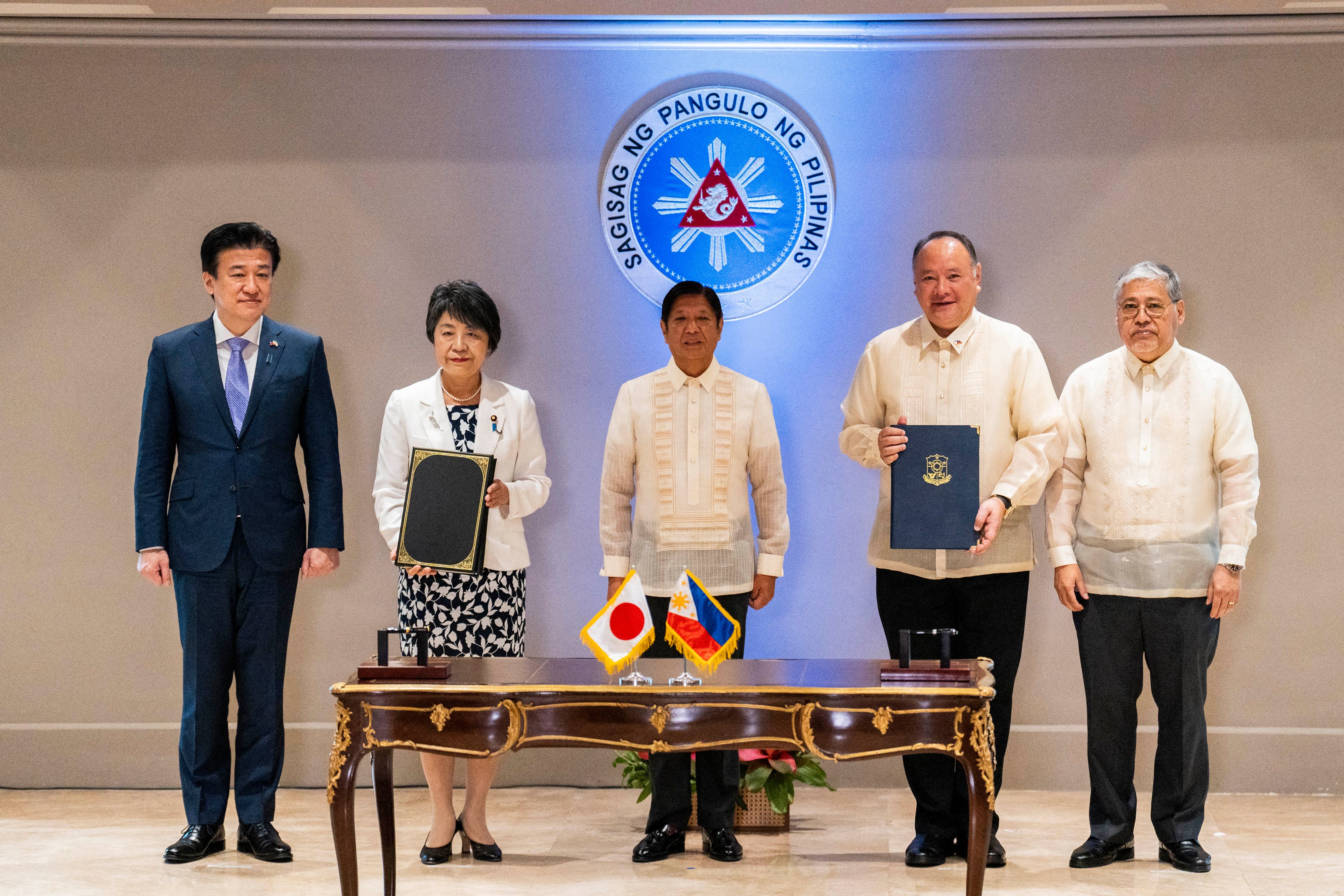La Chine en tête, les Philippines et le Japon signent un pacte de défense -  lematin.ch