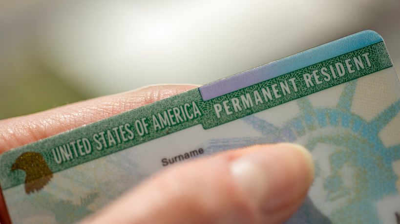 Absurde et cruelle" : une nouvelle formalité de taille pour demander la "green  card" américaine | TF1 Info
