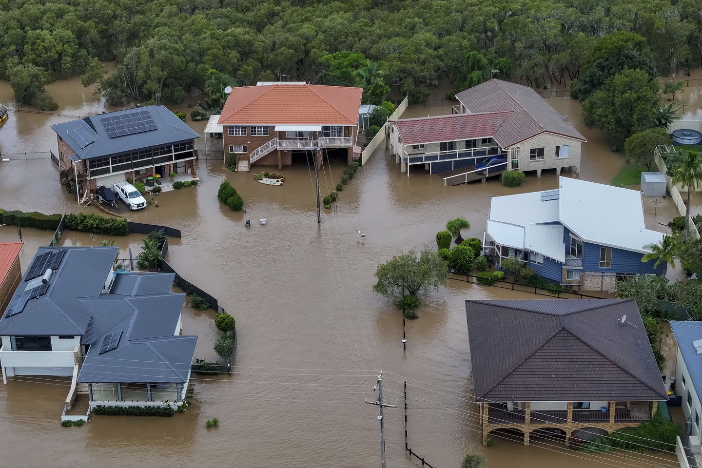 Trois morts et 50 000 personnes bloquées par des inondations dans l'est de  l'Australie | Le Devoir