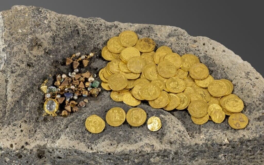 Un trésor de pièces d'or datant de 1 400 ans révèle la chute d'une cité  chrétienne de Galilée - The Times of Israël