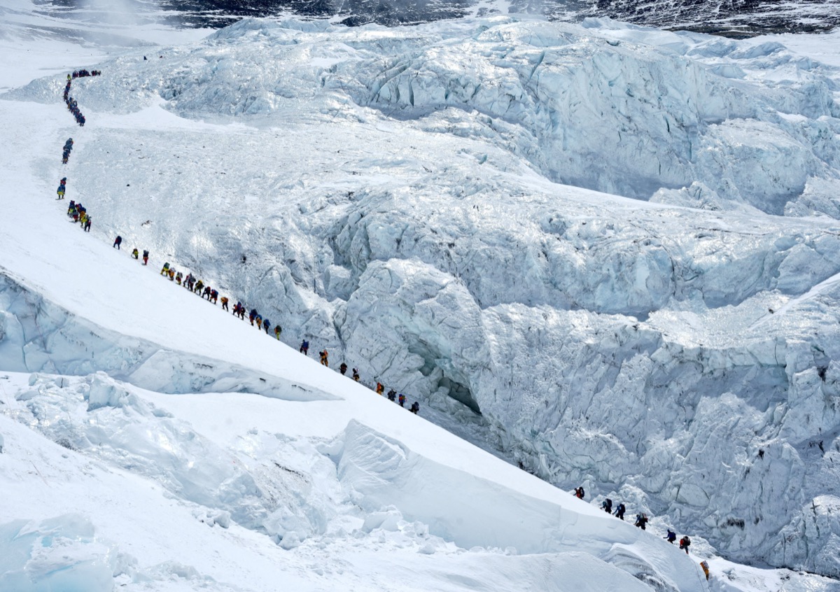 Avec 274 alpinistes en haut du Mont Everest en un seul jour, un nouveau  record a été battu sur le toit du monde