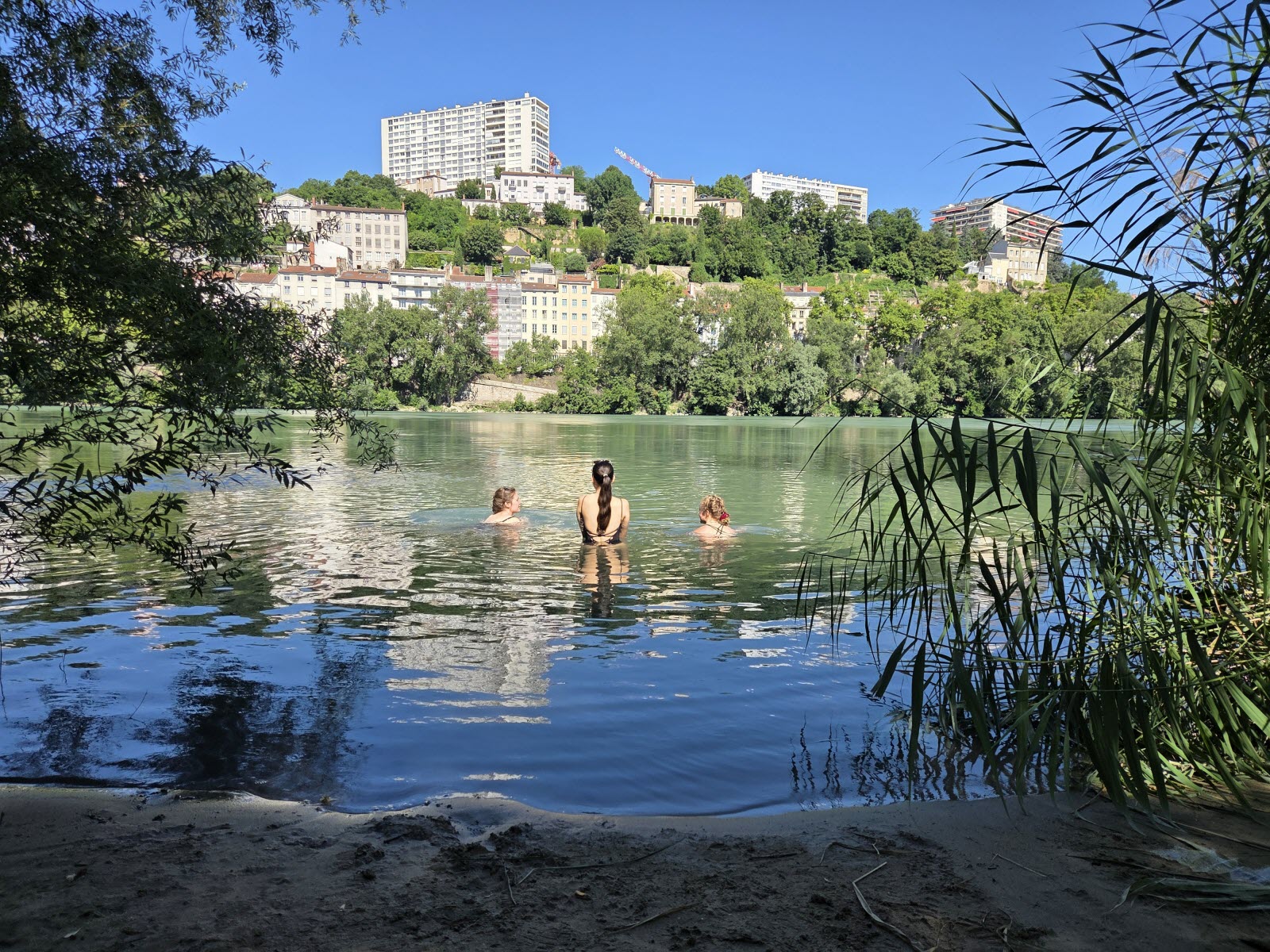 Lyon. «Avec la chaleur, on n'a pas résisté» : malgré le danger, les baignades  interdites dans le Rhône continuent