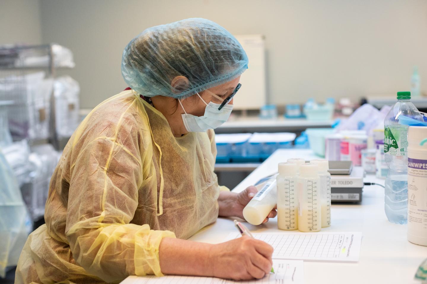 A l'hôpital Necker, dans la fabrique du « lait de femme » pour sauver des  prématurés
