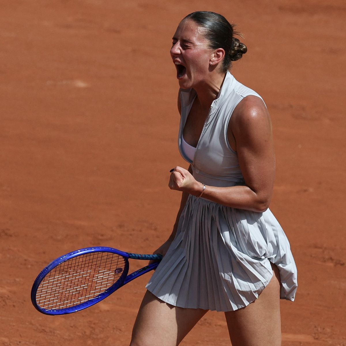 VIDEO. "Ce matin, à 100 mètres de la maison de mes parents, un missile est  tombé" : une qualification pleine d'émotions à Roland-Garros pour l'Ukrainienne  Marta Kostyuk – franceinfo