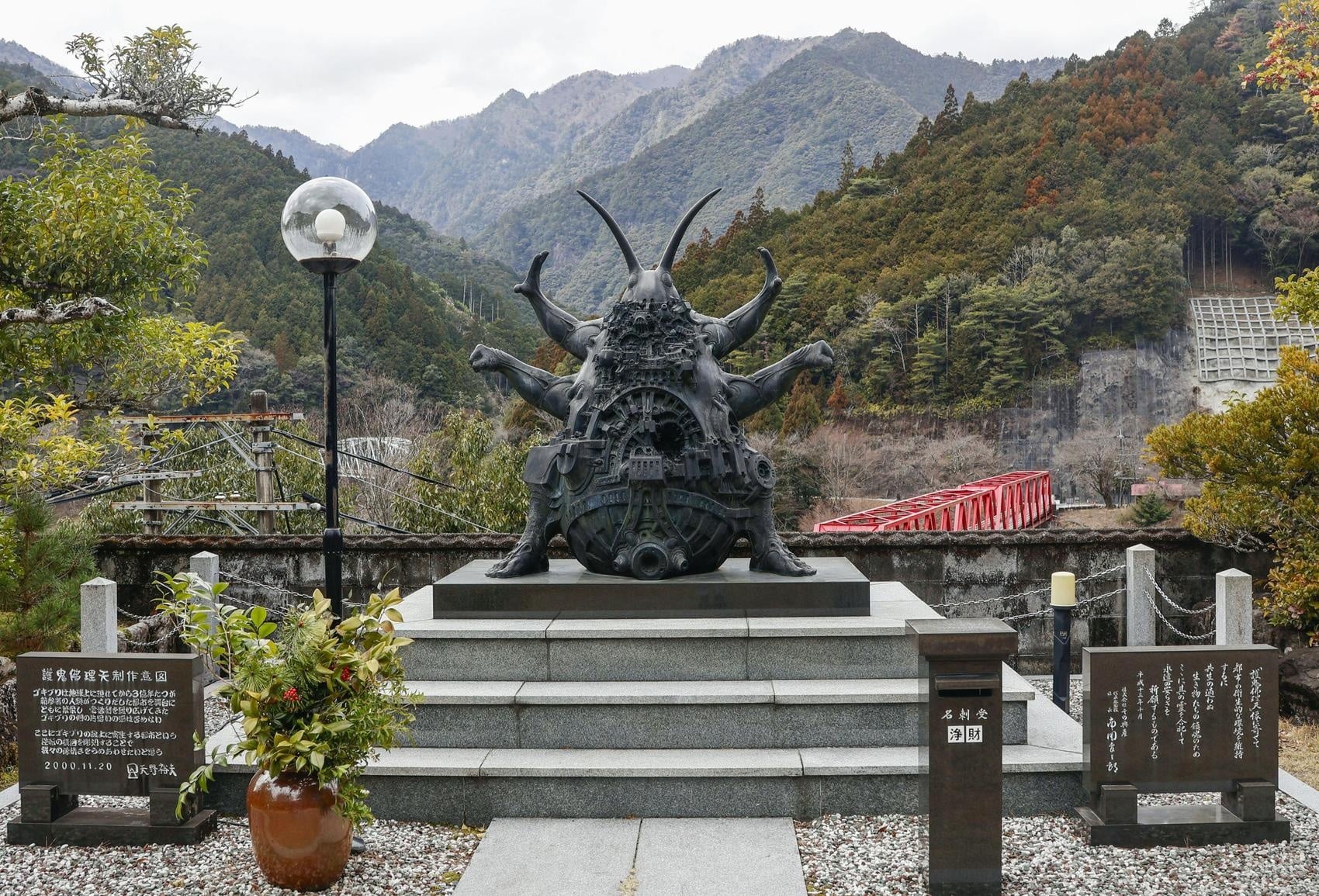 Au Japon, des statues de cafards « musclés » attirent les touristes.