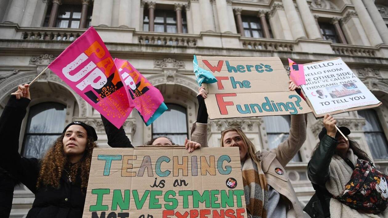 Grèves massives au Royaume-Uni, des milliers d'enseignants dans la rue