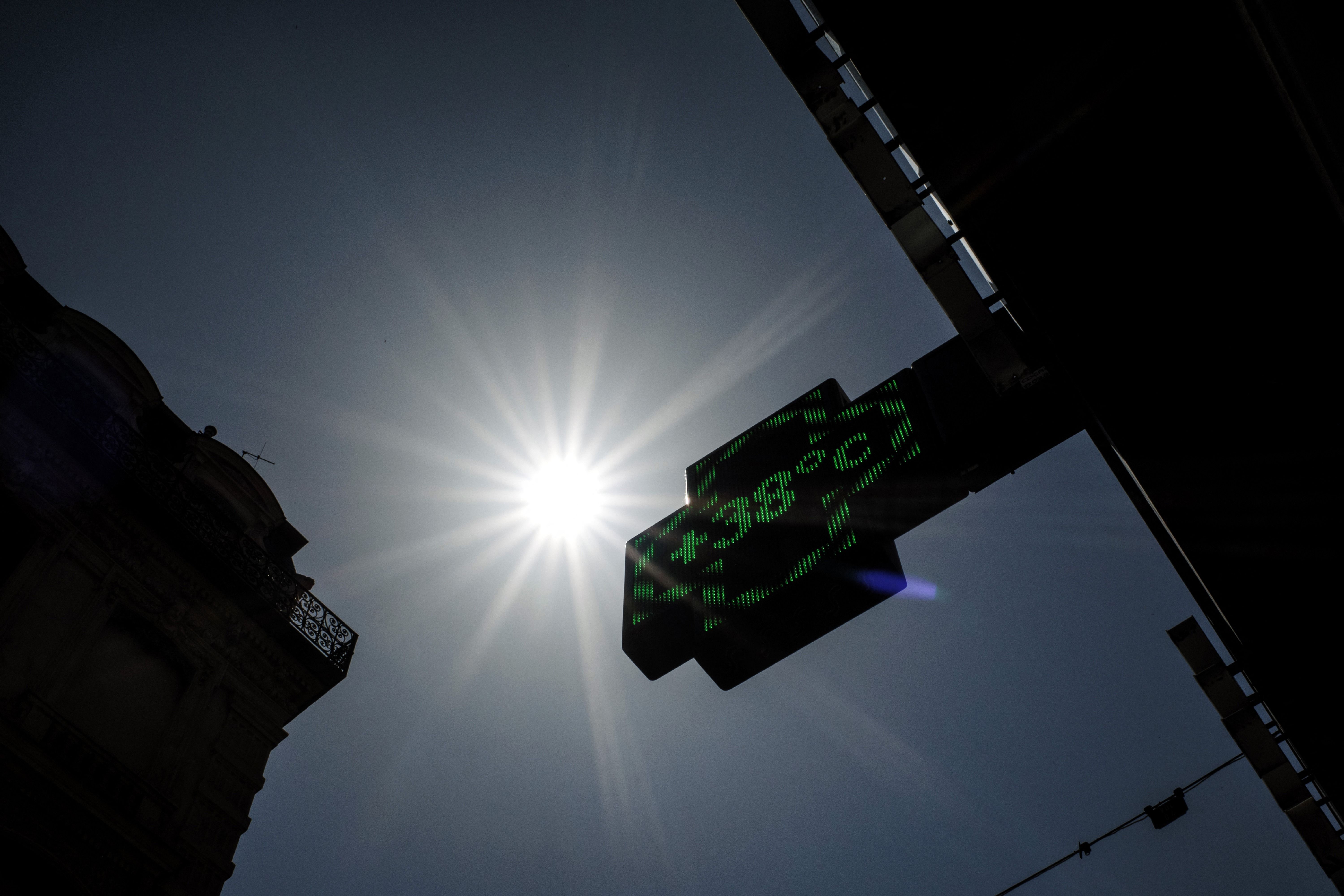 MÉTÉO. Jusqu'à 39 degrés par endroits : la chaleur s'intensifie, avec un  pic de température précoce et historique, et s'installe durablement