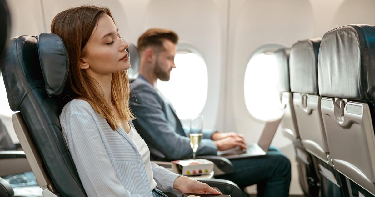 Pourquoi l'avion vous assèche (et les bons réflexes à adopter)