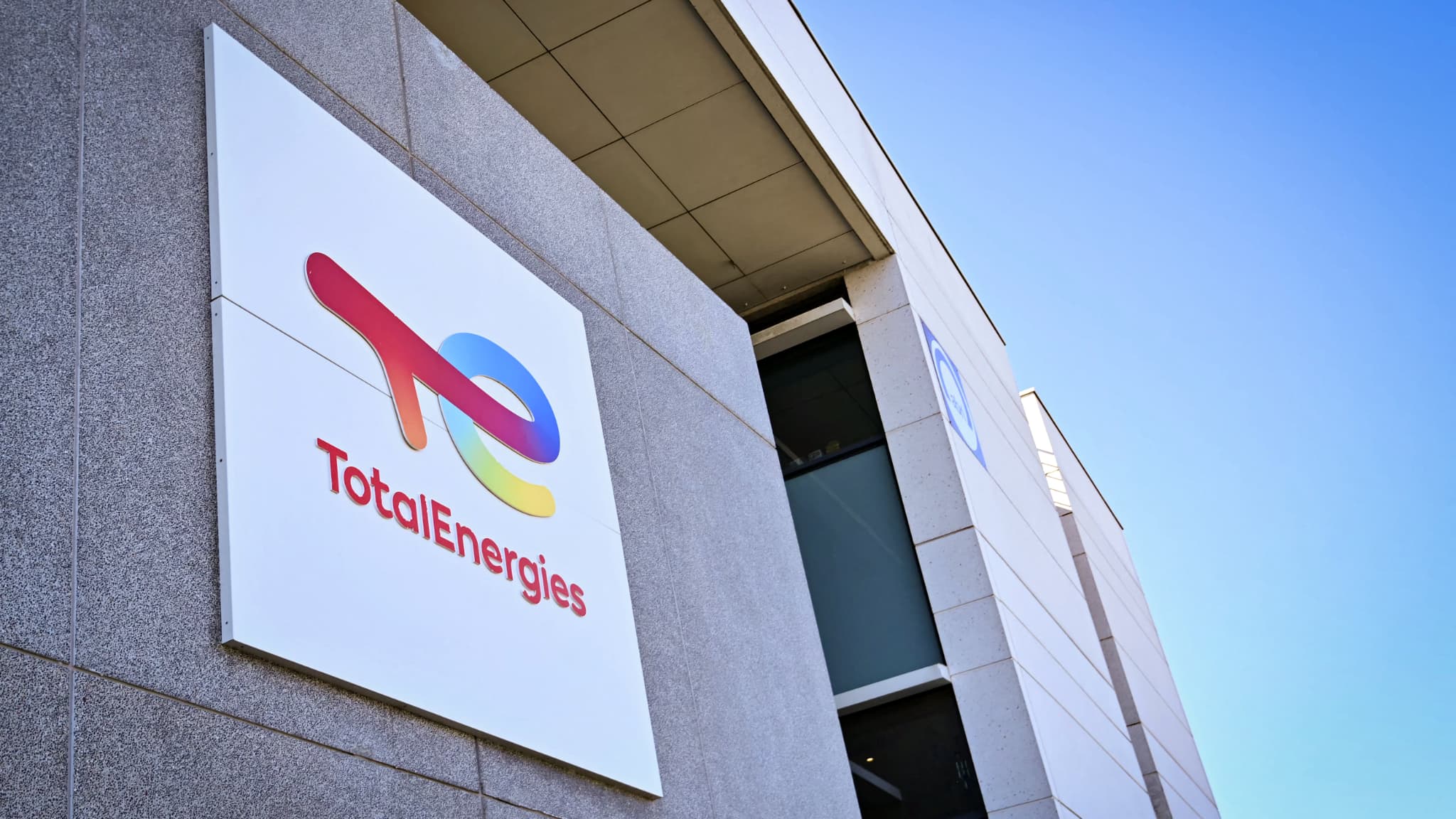 1,99 euro le litre d'essence: Totalenergies prolonge le blocage des prix à  la pompe jusqu'à fin juin "à l'occasion de la fête des mères et de la fête  des pères"