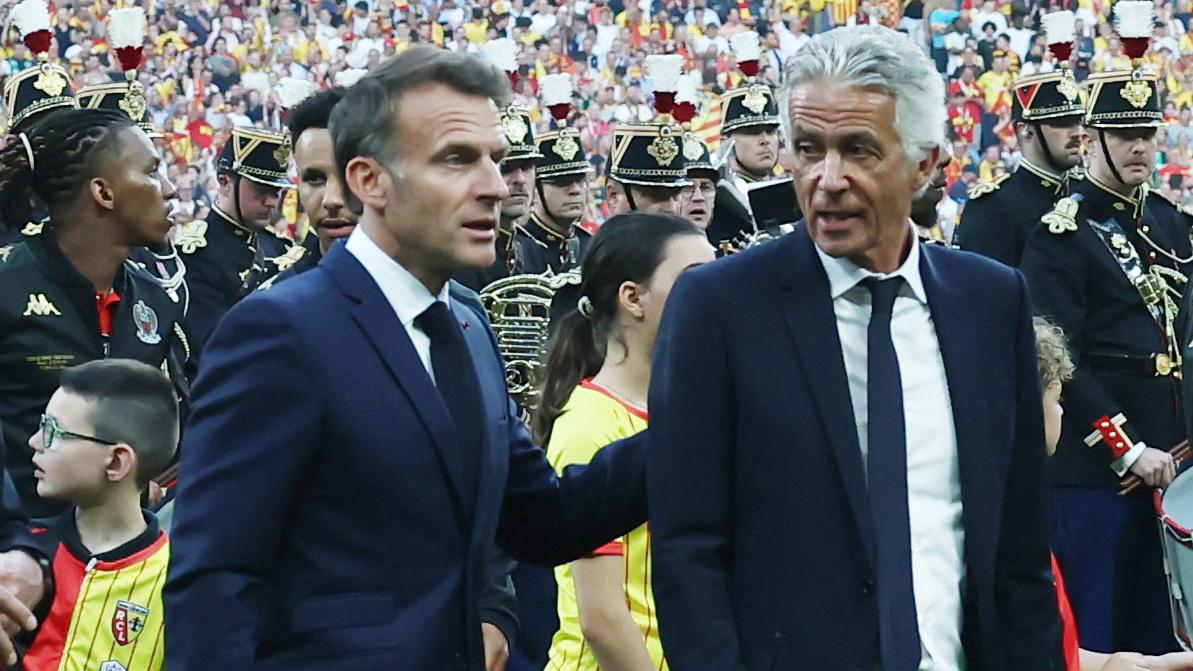 Finale de la Coupe de France Lens-Nice : Macron sifflé sur la pelouse en  allant saluer les joueurs - Yahoo Actualités France