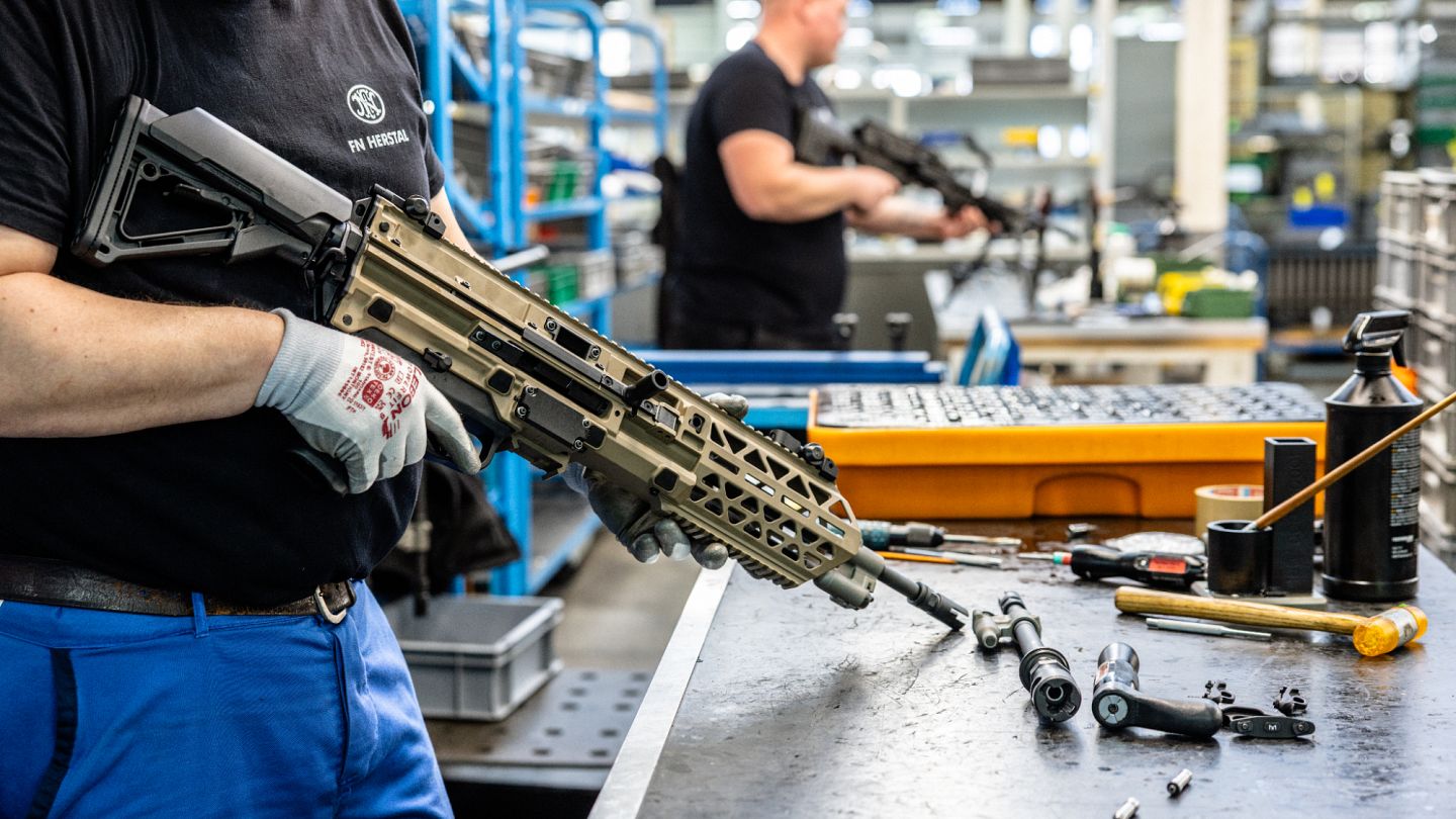 Au cœur de l'entreprise belge FN Browning, un discret champion mondial des  armes légères | Euronews