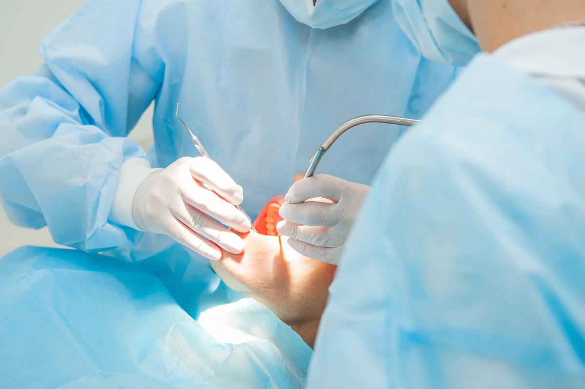 Marseille : un dentiste et plusieurs de ses patients jugés pour une vaste  escroquerie à la Sécurité sociale