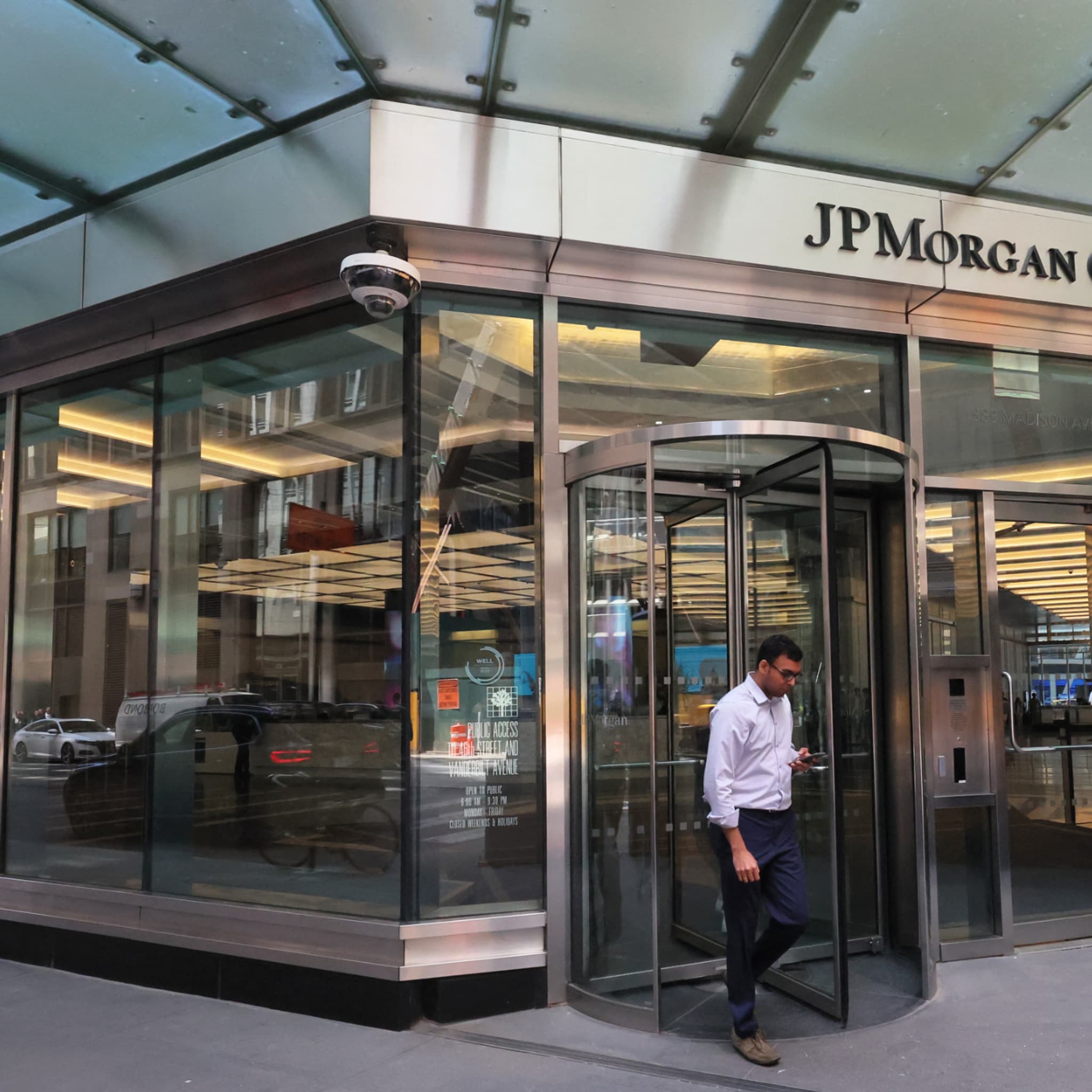Après avoir agacé Trump, la banque JPMorgan annonce qu'elle va investir 10  milliards de dollars dans des entreprises américaines stratégiques