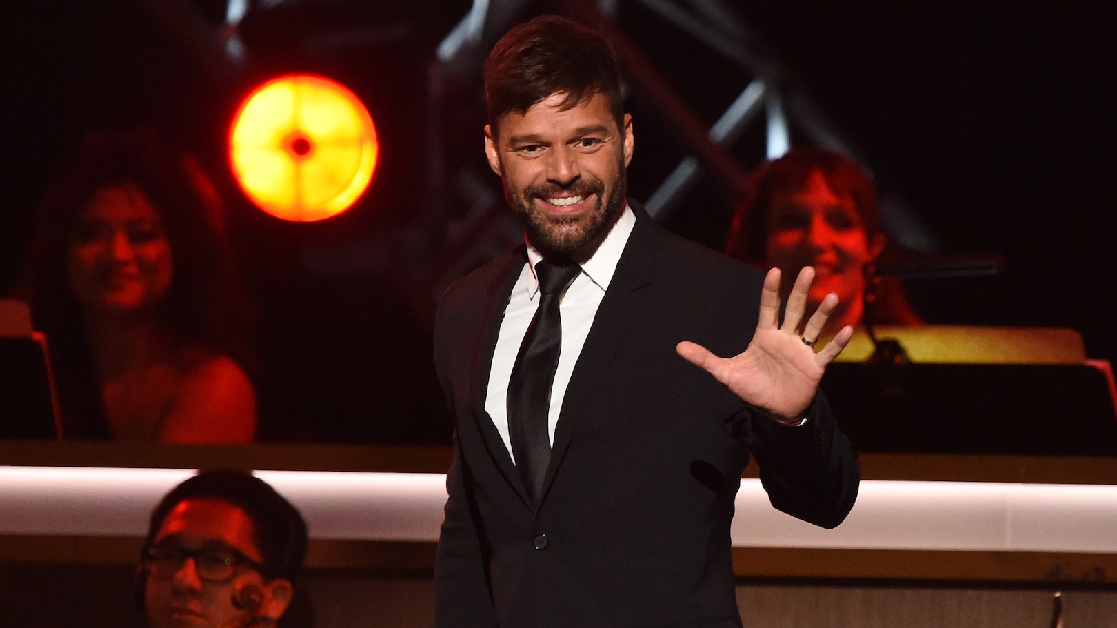 Un individu a lancé du gaz lacrymogène vers la scène": Ricky Martin dans  l'obligation d'interrompre un concert en Europe - parismatch.be