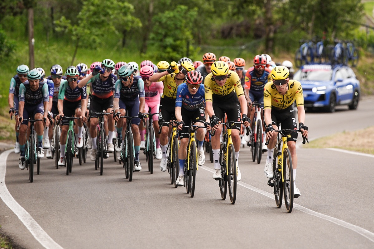 Tour d'Italie : les cyclistes rappelés à l'ordre pour avoir uriner dans les  bidons