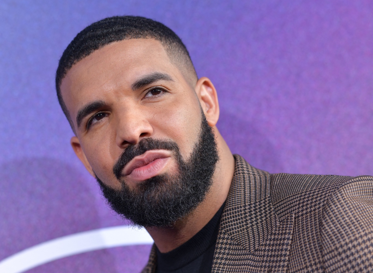 Drake établit un nouveau record en devenant le premier artiste à occuper  les trois premières places du classement des albums