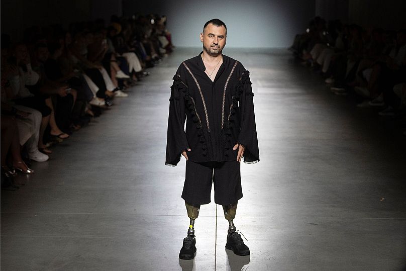 Un spectacle émouvant à l'Ukrainian Fashion Week, des vétérans de guerre  défilent sur prothèses | Euronews