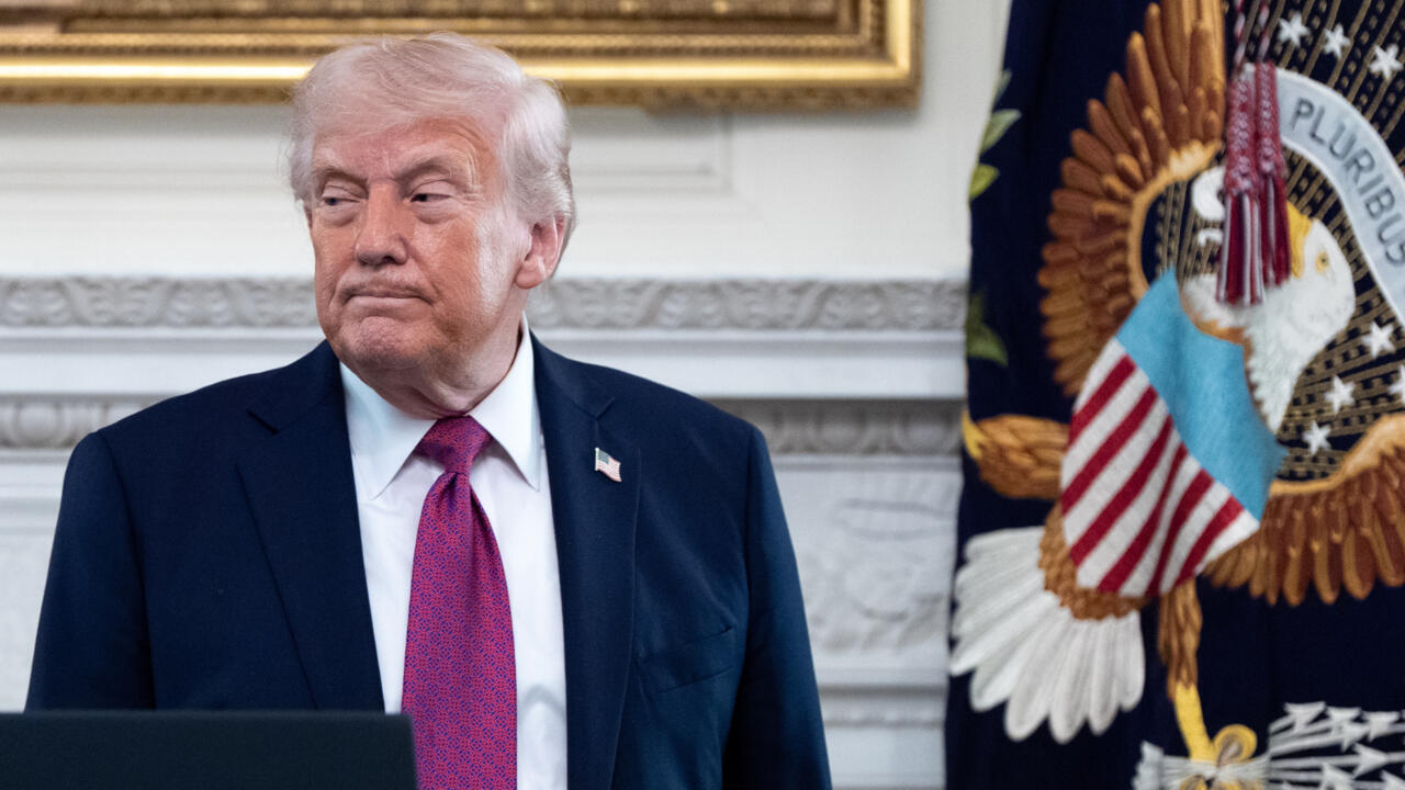 Aux États-Unis, Donald Trump est vu comme le responsable de la flambée des  prix de l'essence - RFI