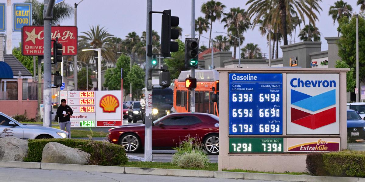 Trump est un idiot » : en Californie, la colère face à la flambée des prix  des carburants