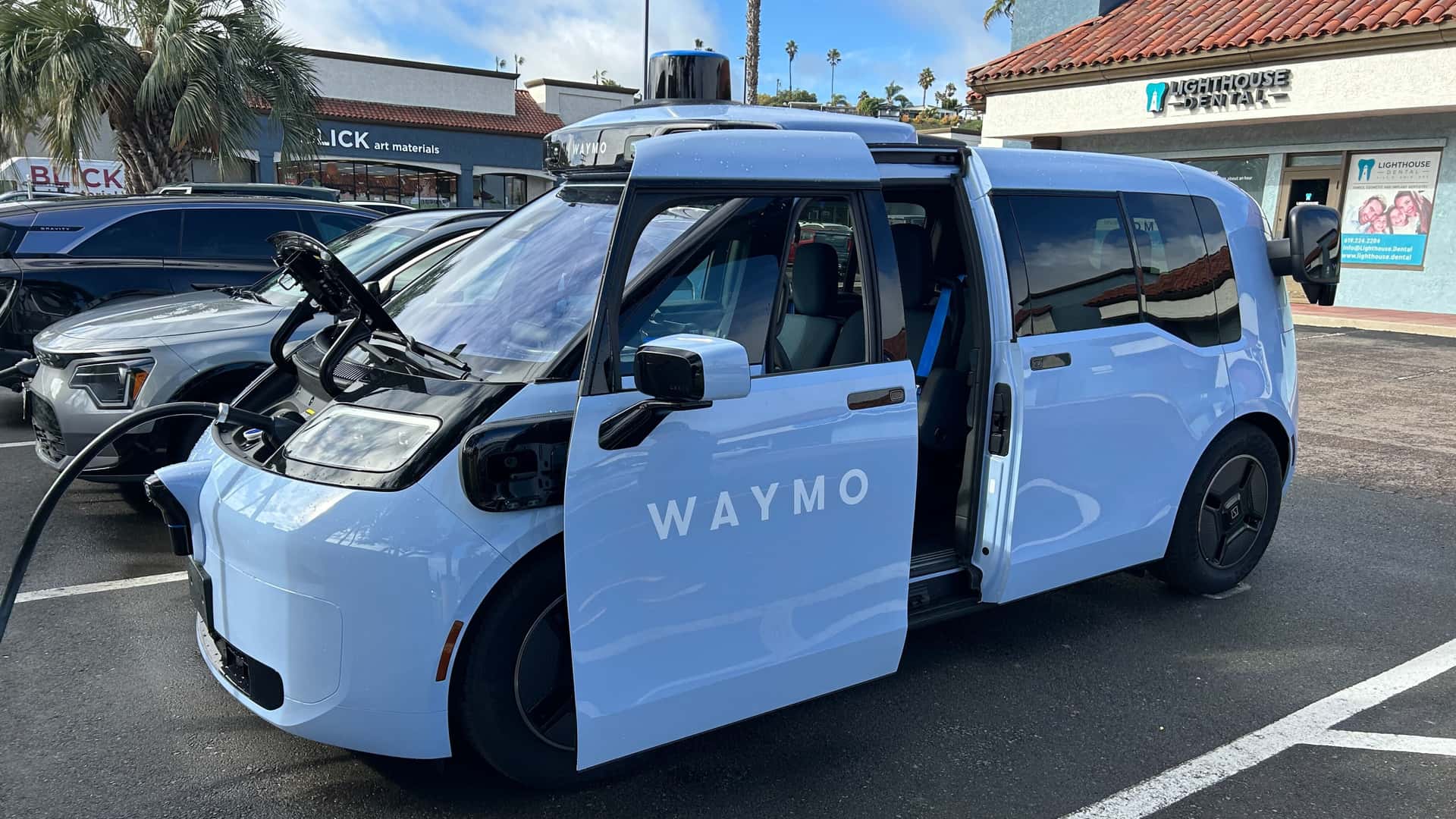 Voici le nouveau taxi autonome de Waymo : c'est un monospace chinois Zeekr