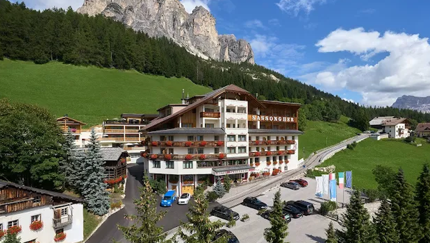 Elle a dû payer des bouteilles de 0,75 litre à 7 euros l'unité : un hôtel 5  étoiles refuse de donner de l'eau du robinet à une cliente, la justice  donne raison
