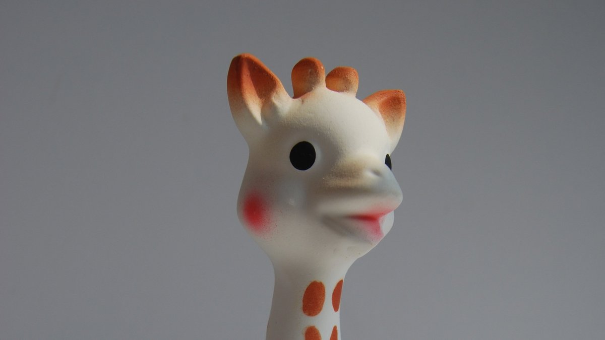 Le fabriquant de Sophie la girafe admet que le jouet français est fabriqué  en Chine et risque une amende colossale pour pratique commerciale trompeuse  - centrepresseaveyron.fr