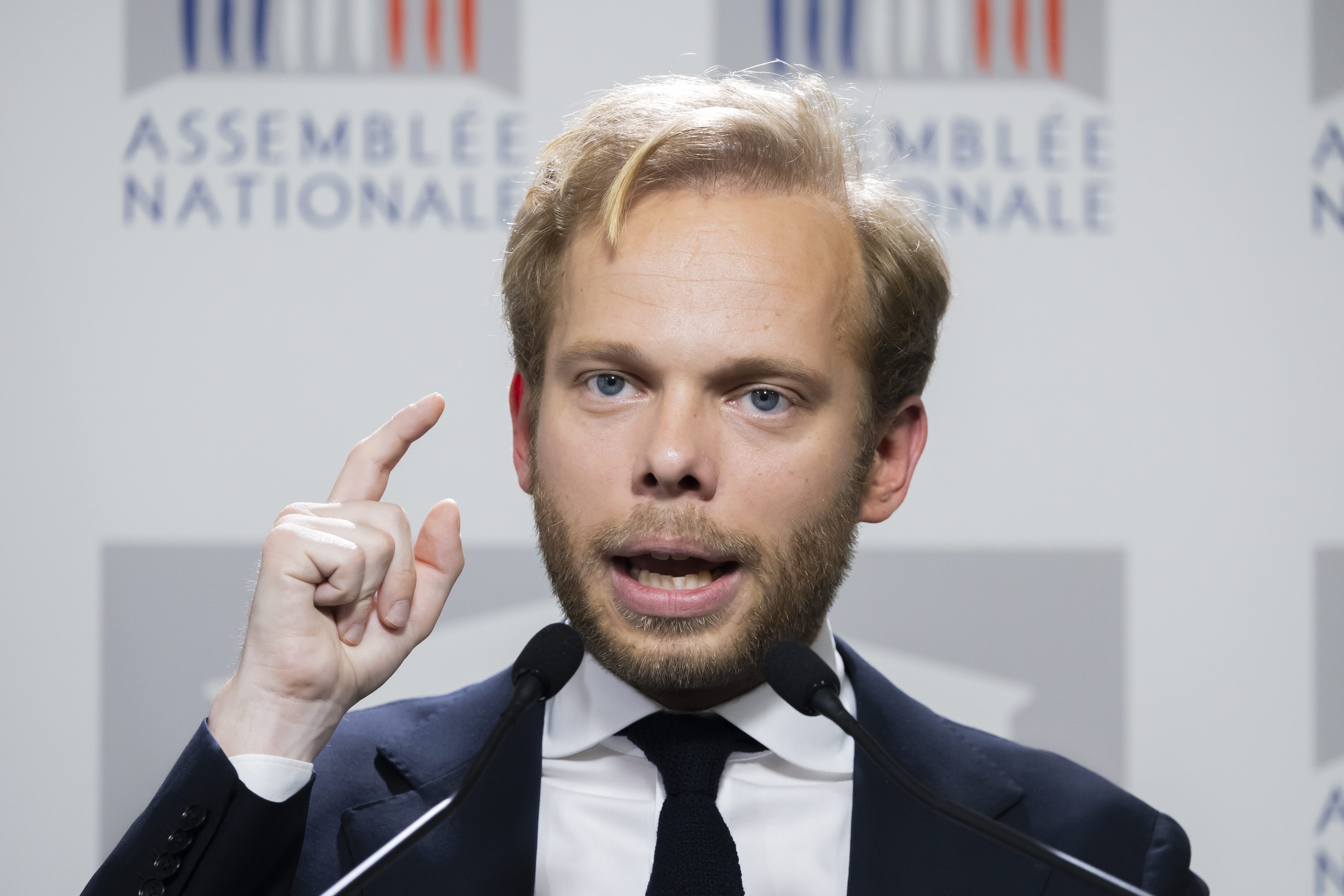 Photos de Charles Alloncle avec sa collaboratrice : la présidente de l'Assemblée  nationale saisit le déontologue, le député de l'Hérault se défend
