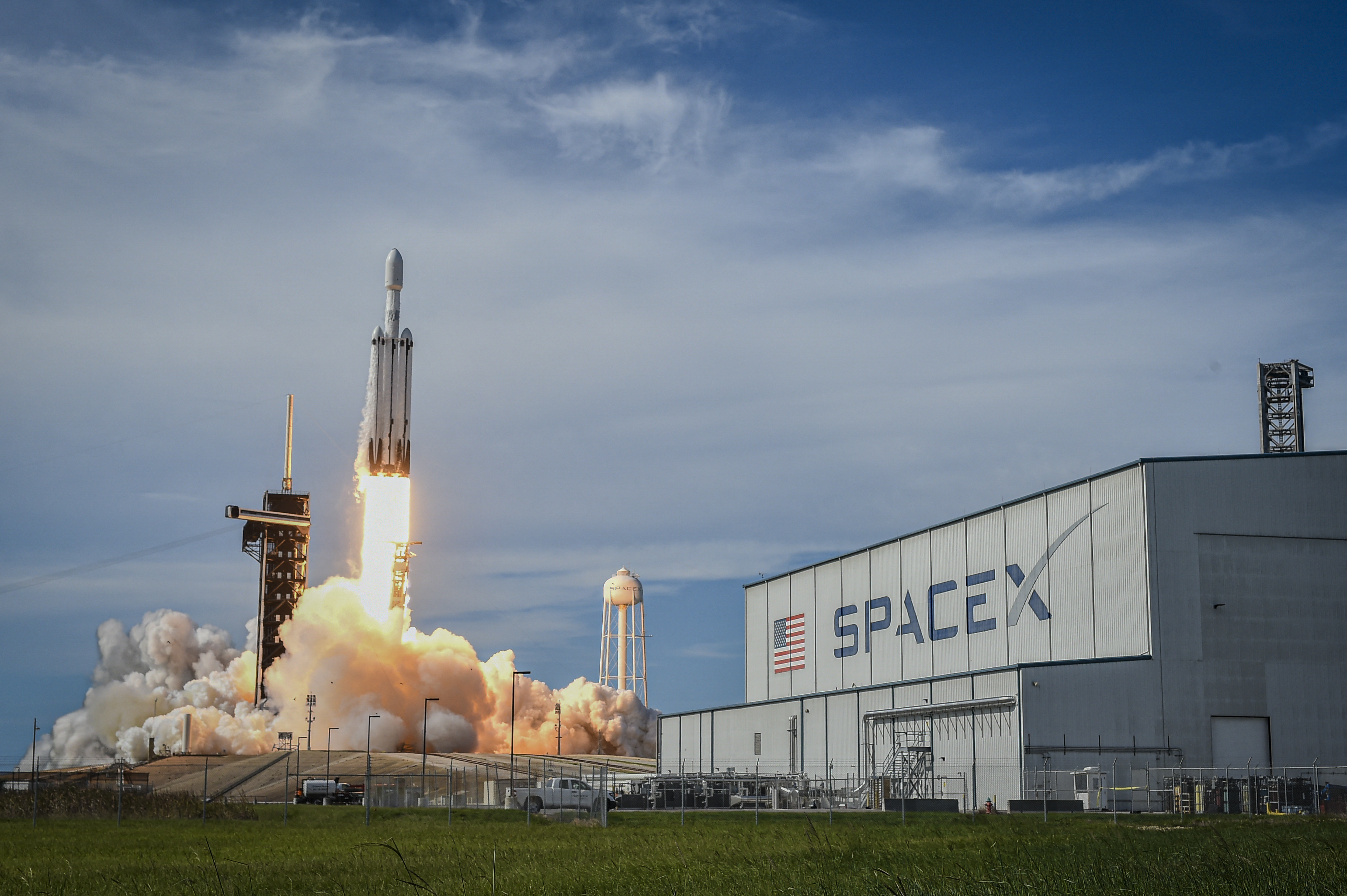 SpaceX viserait une introduction en bourse et testerait une évaluation de  800 milliards de dollars.