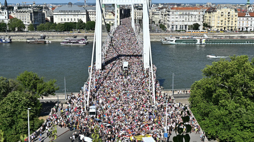 Marche des fiertés en Hongrie : une foule immense brave l'interdiction  policière à Budapest - France 24