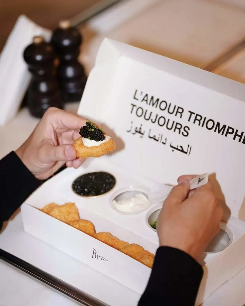 Beau restaurant s'installe à Paris : le nouveau "fast-food chic" venu de  Dubaï où les nuggets se dégustent avec du caviar - Yahoo Style France