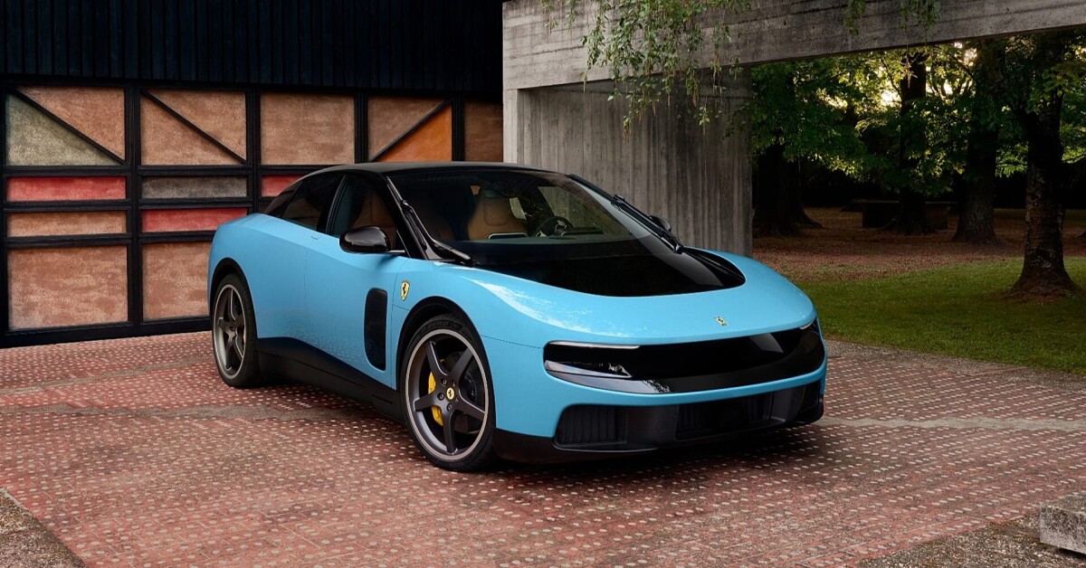 Ferrari dévoile sa première voiture 100 % électrique, la Luce, à Rome, mais  son design à 550 000 € est très critiqué en ligne et fait reculer l'action  de près de 8 %.