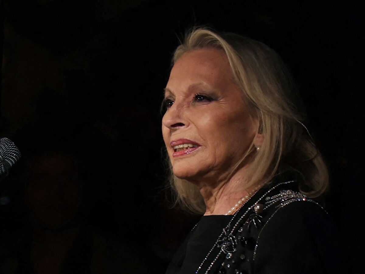 Hospitalisée d'urgence, Véronique Sanson contrainte d'annuler son concert  le soir-même - Télé 2 Semaines