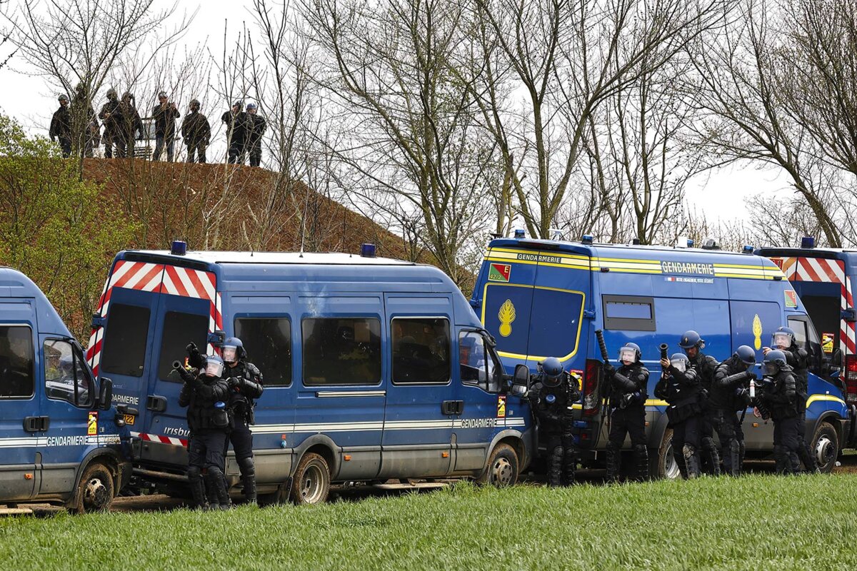Trente-trois gendarmes faiblement sanctionnés pour leur comportement à  Sainte-Soline | Mediapart