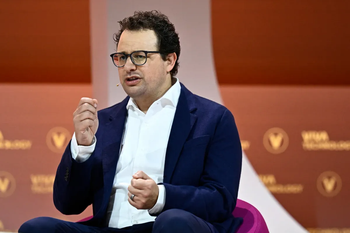 Une demande historique": avec près de mille milliards de dollars de  valorisation, Anthropic dépasse OpenAI (et son introduction en bourse  pourrait être colossale)