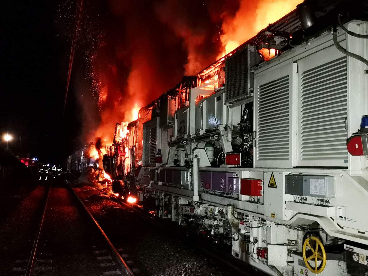 PHOTOS : un incendie spectaculaire sur un train de travaux du POLT, trafic  difficile entre Brive et Limoges - ICI