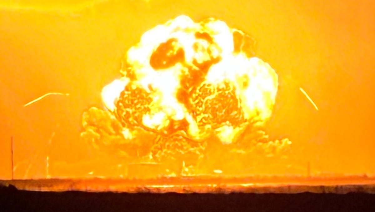 Explosion catastrophique à Cap Canaveral : la New Glenn 4 embrase le pas de  tir à 6 jours de son vol - Les Numériques