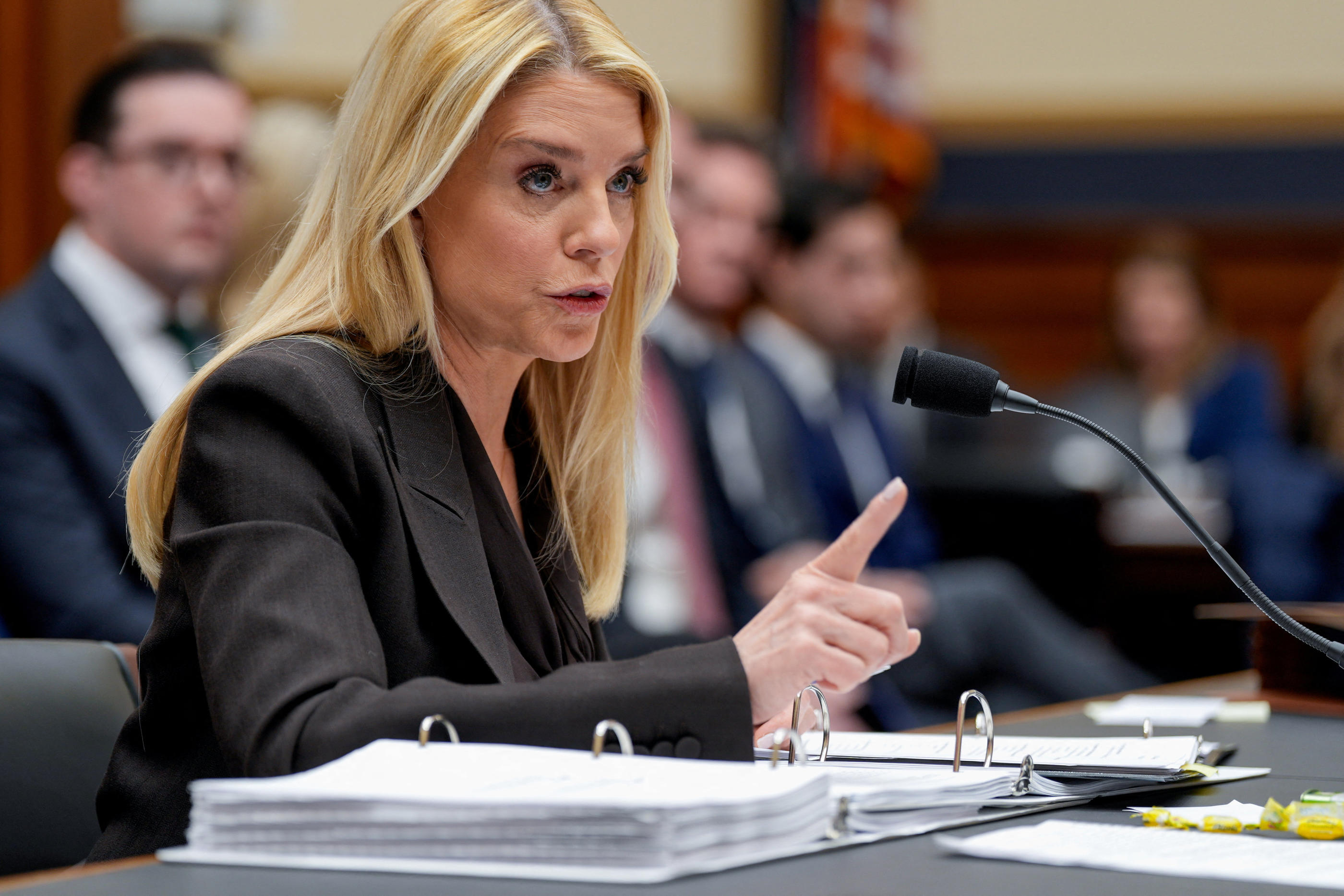 Affaire Epstein : comment la ministre de la Justice Pam Bondi s'enferme  dans son propre piège - Le Parisien