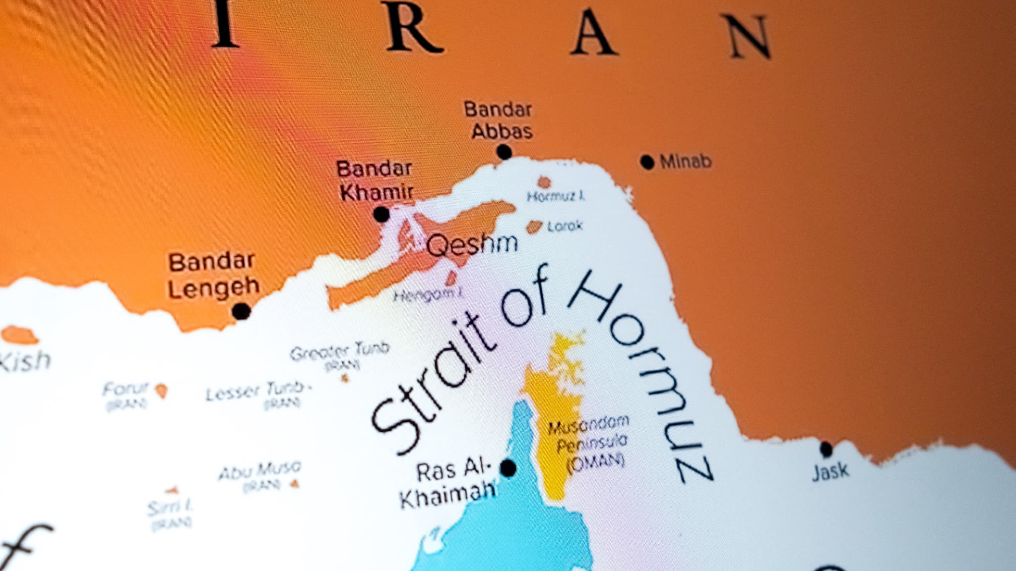 On leur donne un code secret, on leur fait changer de pavillon, on les fait  payer 1 dollar par baril en yuan ou stablecoin... Comment l'Iran filtre les  navires dans le détroit