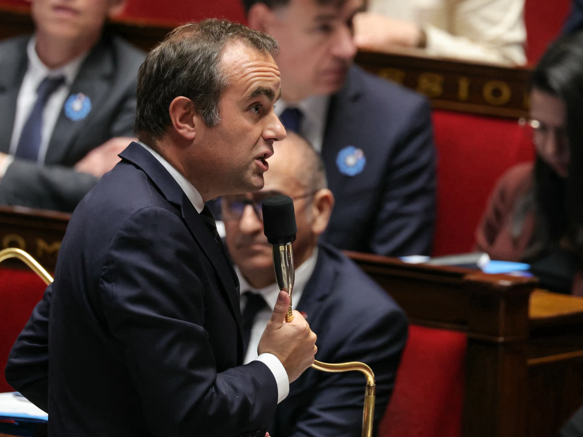Sébastien Lecornu annonce que le gouvernement va "changer d'échelle" pour  "adapter" ses dispositifs de soutien à l'activité