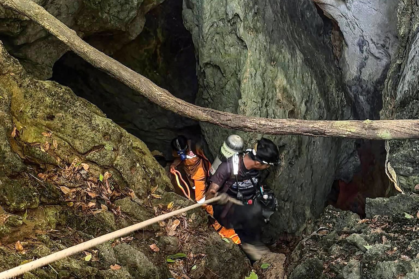 Cinq des sept personnes coincées dans une grotte au Laos sont en vie | Foto  | 7sur7.be