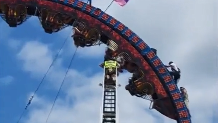 VIDEO. Les montagnes russes s'arrêtent en plein looping à 30 mètres de haut  : les visiteurs suspendus la tête en bas pendant plusieurs heures -  lindependant.fr