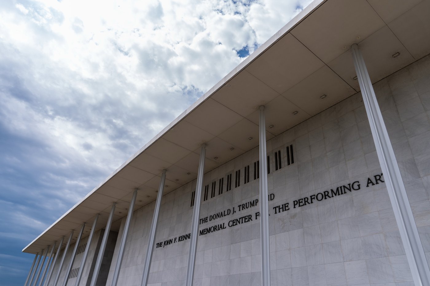 Un juge ordonne à Trump de retirer son nom du Kennedy Center
