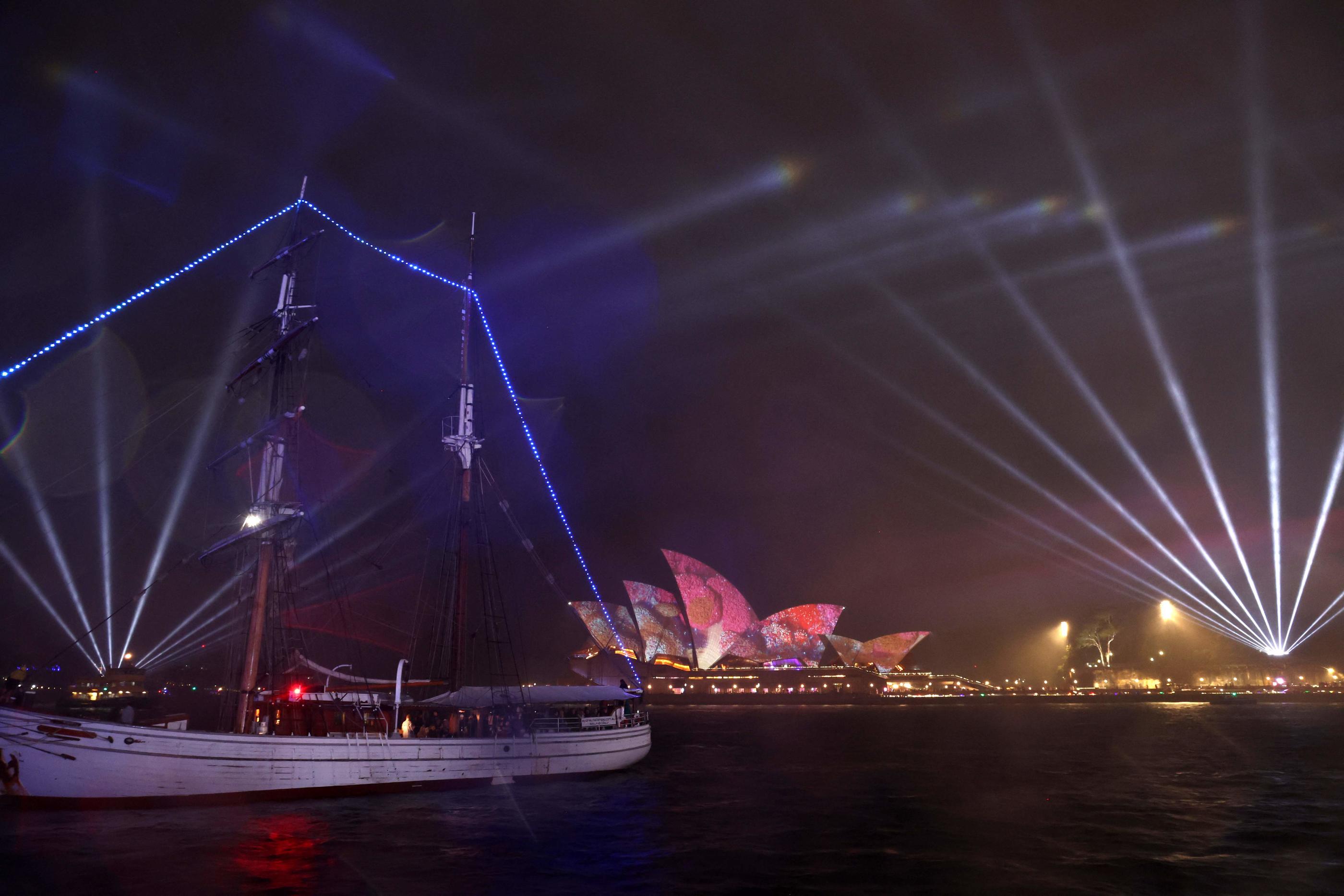Le show tombe littéralement à l'eau : en plein spectacle de drones, 89  engins chutent dans un bassin à Sydney - Le Parisien