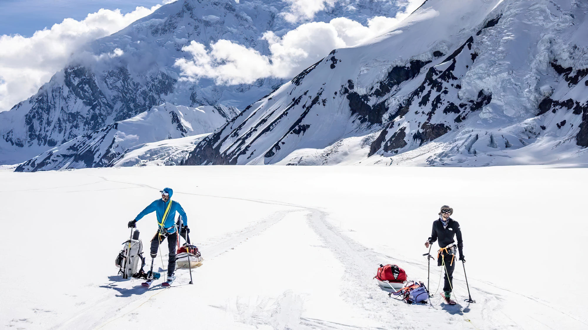 Première historique : 2 alpinistes amputés ont gravi et skié le Denali