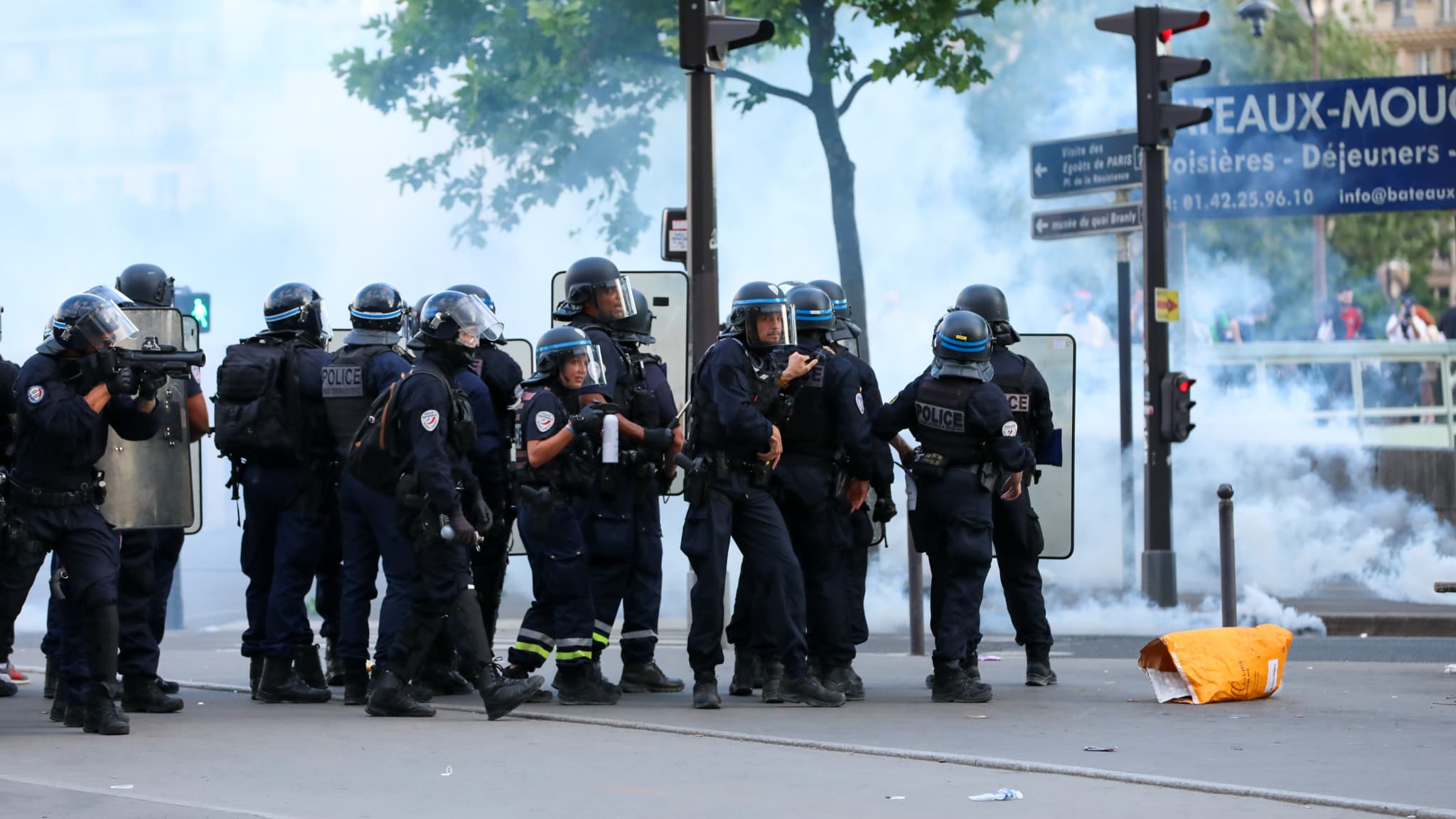 Je ne vais pas mettre un pied dehors": la peur des riverains des  Champs-Elysées avant PSG-Arsenal
