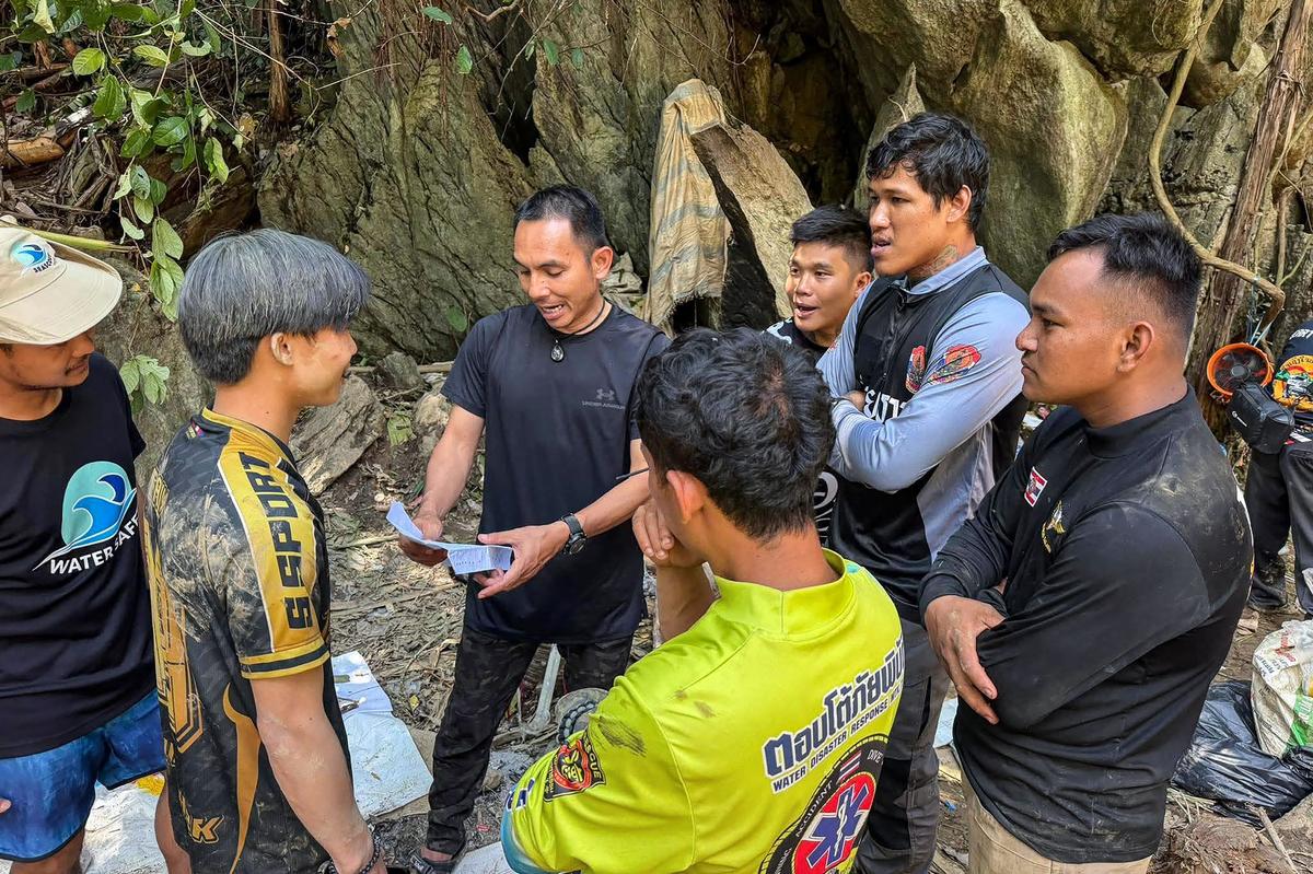 Ils étaient piégés depuis une semaine dans une grotte inondée au Laos : cinq  chercheurs d'or retrouvés vivants, deux recherchés