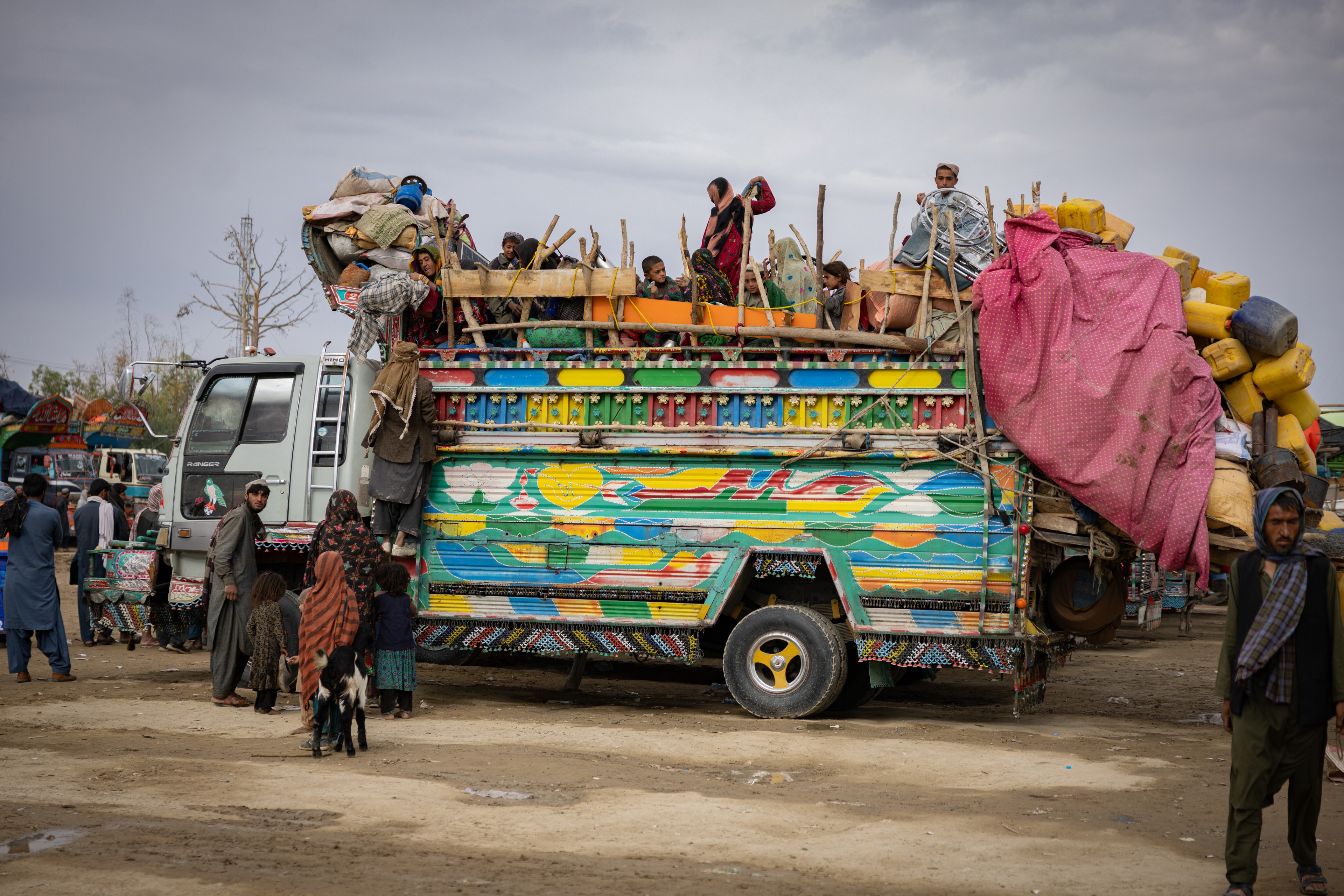 Les Afghans au Pakistan face à un avenir incertain alors qu'ils sont  renvoyés de force en Afghanistan | IOM Storyteller