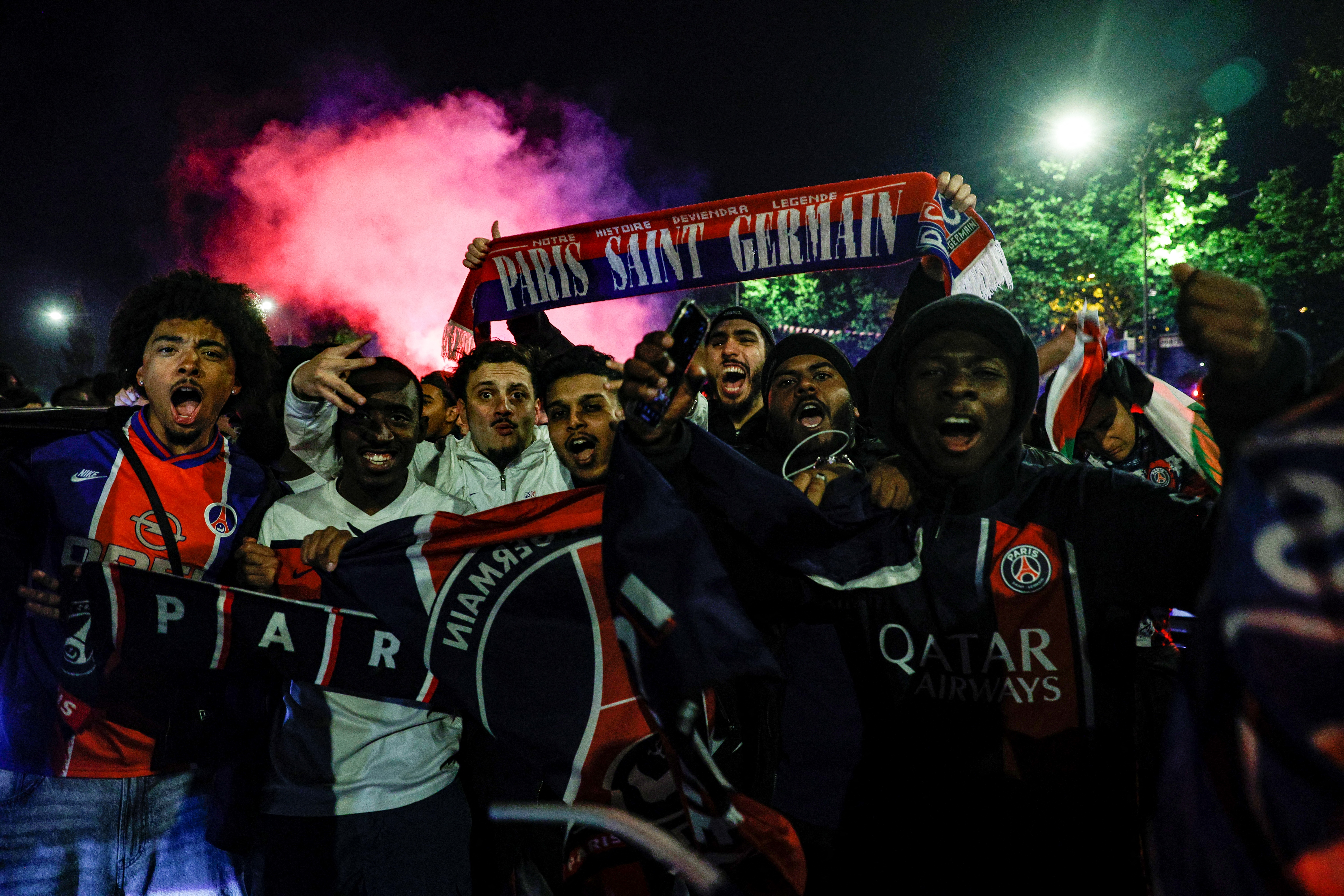 Entre fumigènes et lacrymos, la folle soirée des supporteurs du PSG sans  billets aux abords du Parc des Princes – Libération