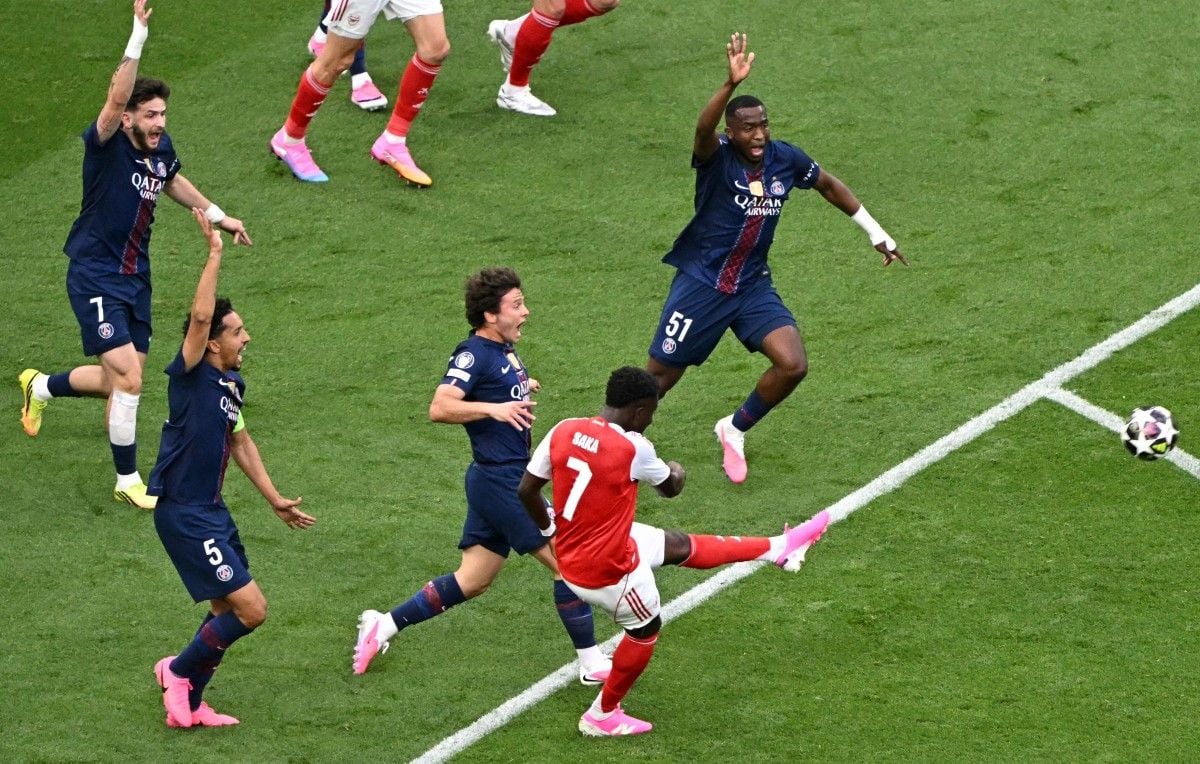 PSG-Arsenal : Pourquoi la main de Saka n'a pas été sanctionnée d'un penalty  par Daniel Siebert ?