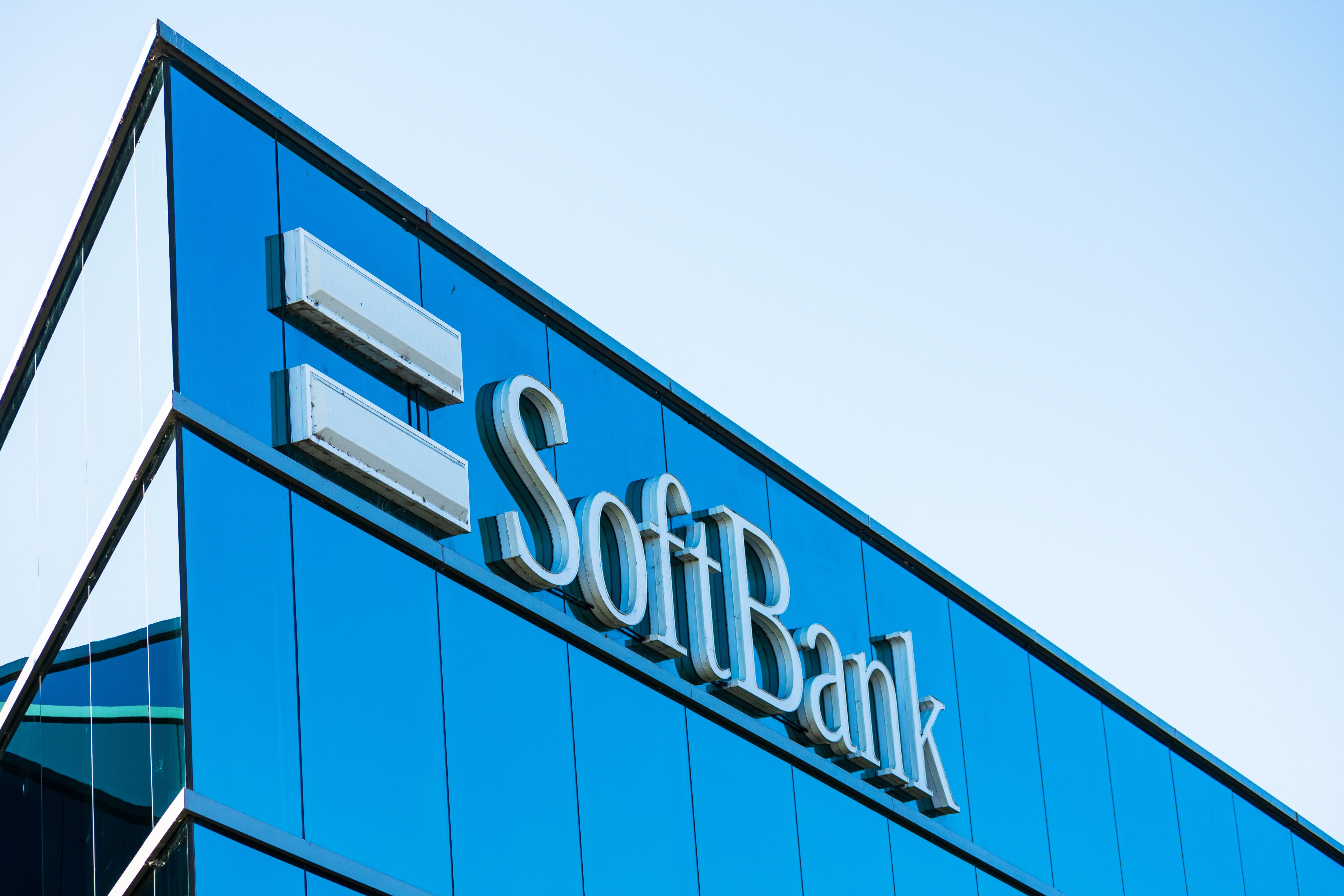 La France au sommet ? Softbank pourrait investir jusqu'à 100 milliards de  dollars dans l'IA française